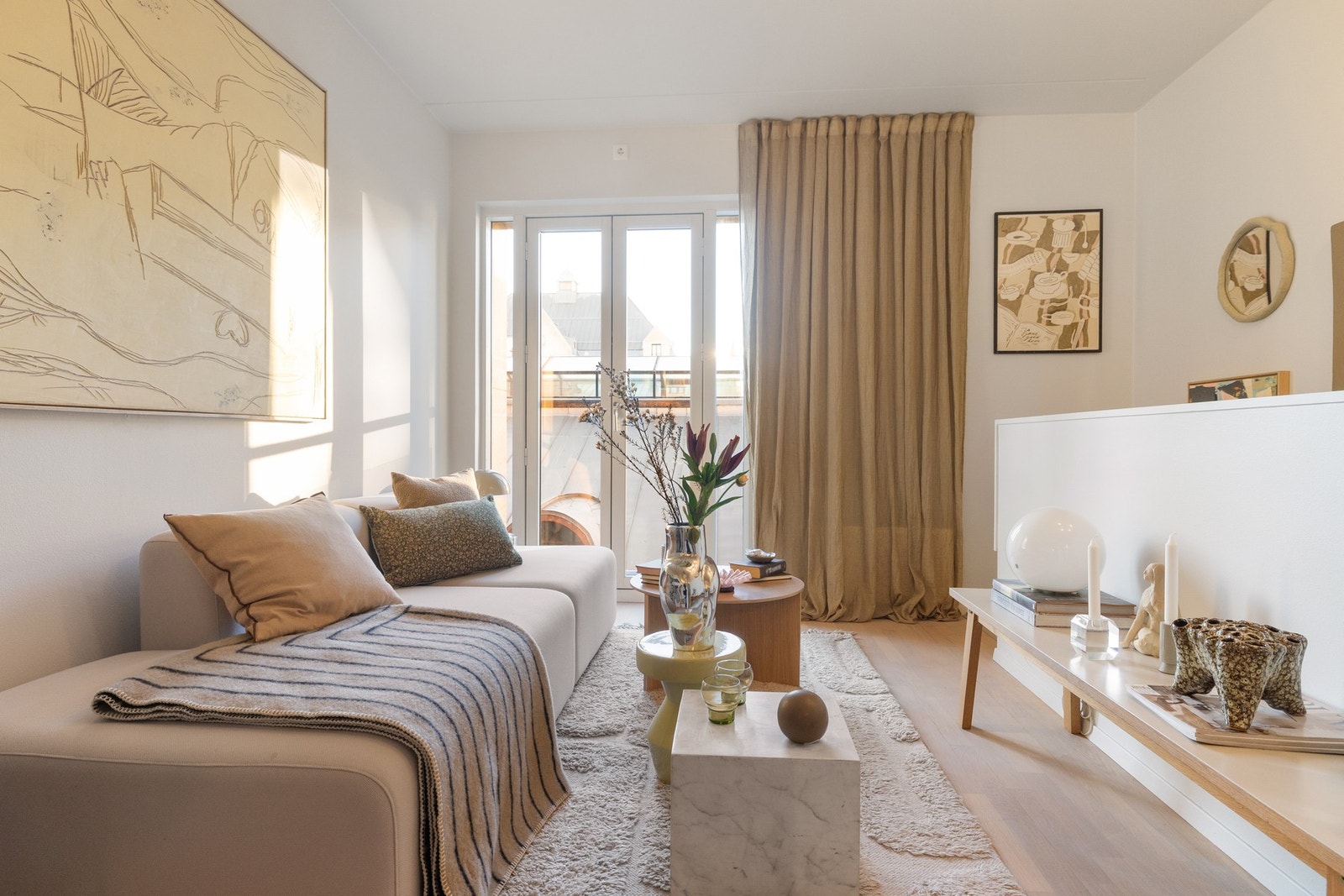 Leiligheten går over to plan og holder en gjennomgående god standard. Galleribilde