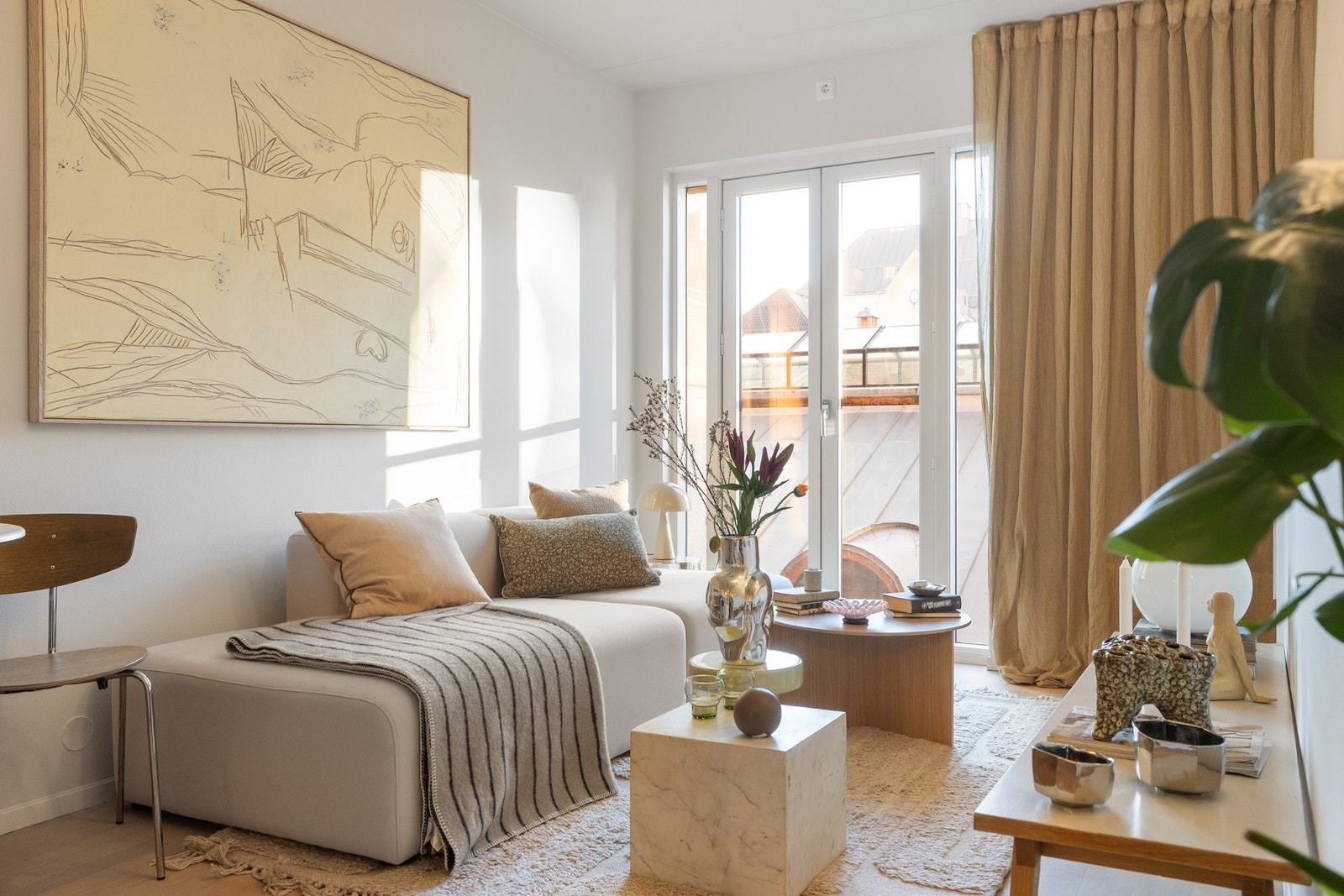 Romslig, lys stue med god plass til sofagruppe og øvrig møblement. Galleribilde