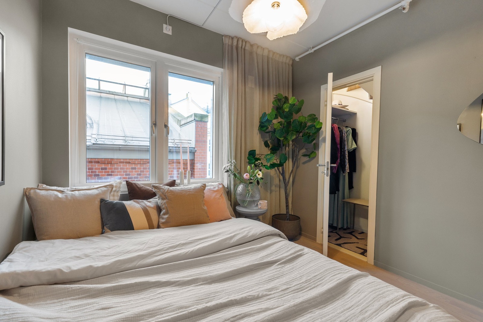 Soverommet har tilgang til praktisk kott for ekstra oppbevaring. Galleribilde