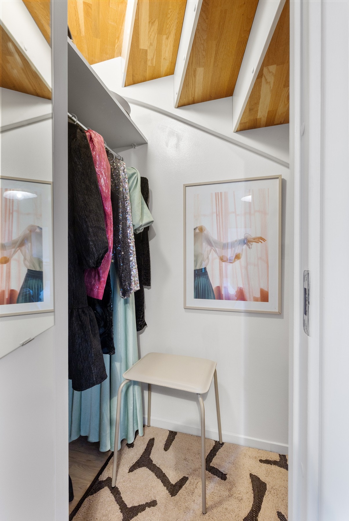 Smart og praktisk innredet med garderobeløsning. Galleribilde