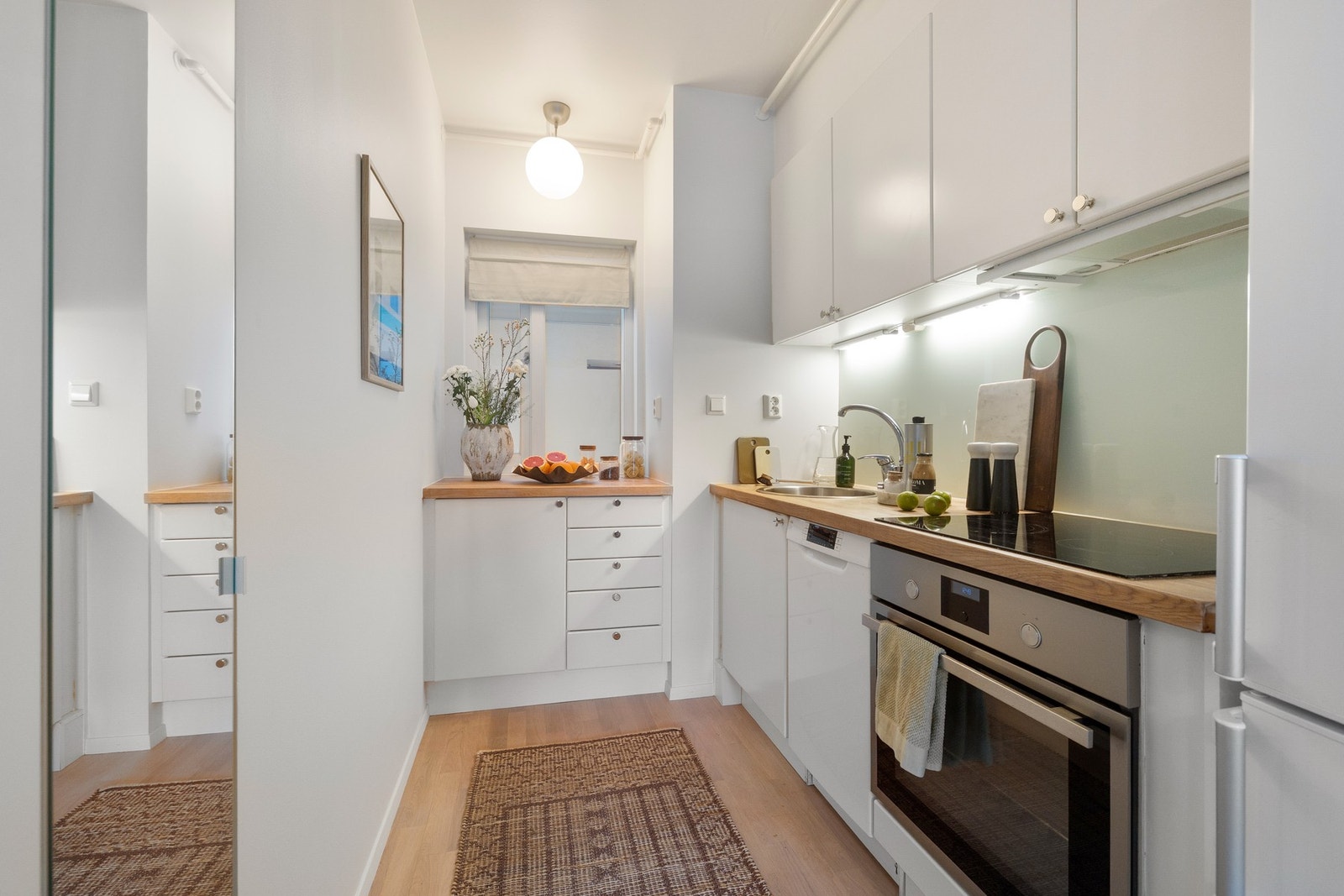 Stilrent kjøkken fra Sigdal med glatte fronter og benkeplate i heltre. Galleribilde