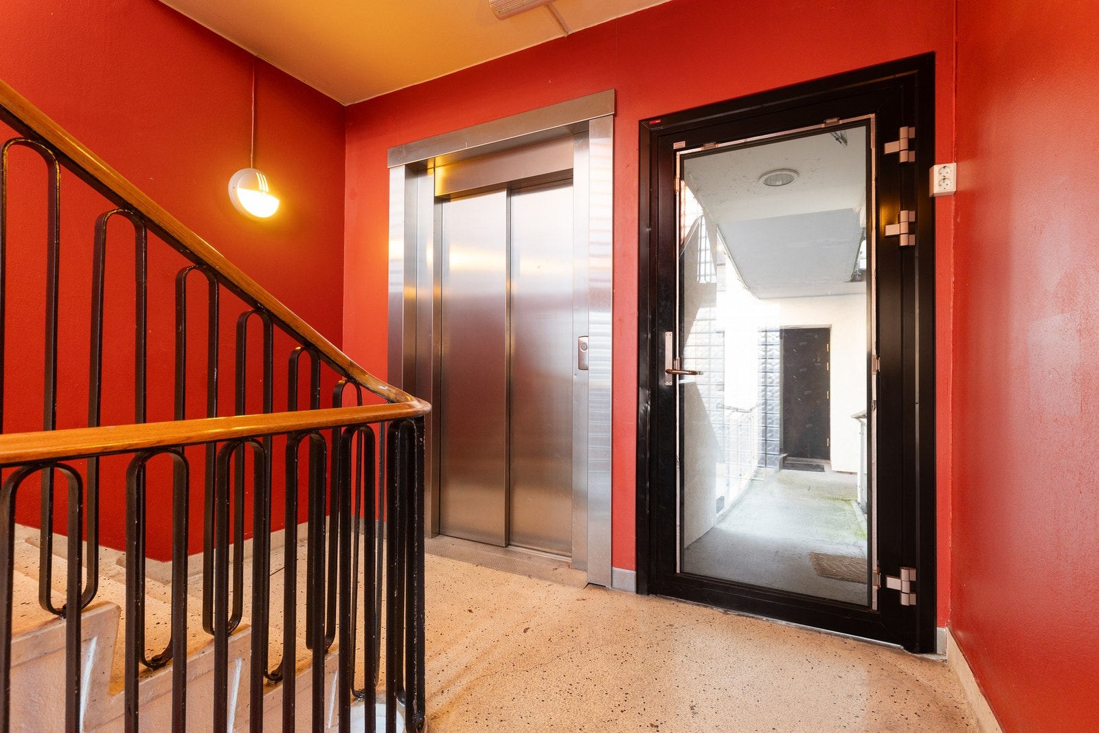 Tilgang via trapper og heis. Galleribilde