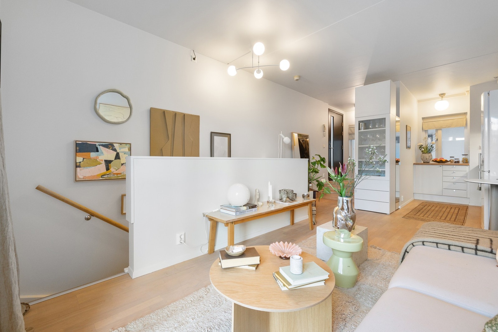 Lys og flott selveierleilighet med skjermet beliggenhet, supersentralt mellom Grünerløkka og Fredensborg. Galleribilde