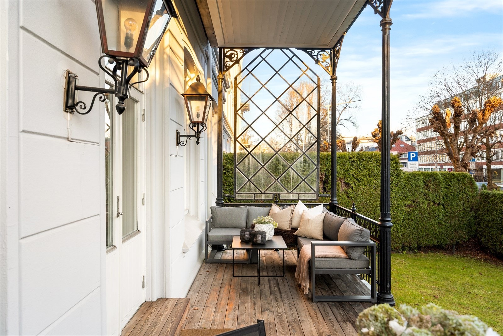 Terrassen har rikelig plass til utemøbler og grill, og fungerer som en naturlig og sømløs forlengelse av stuen. Galleribilde