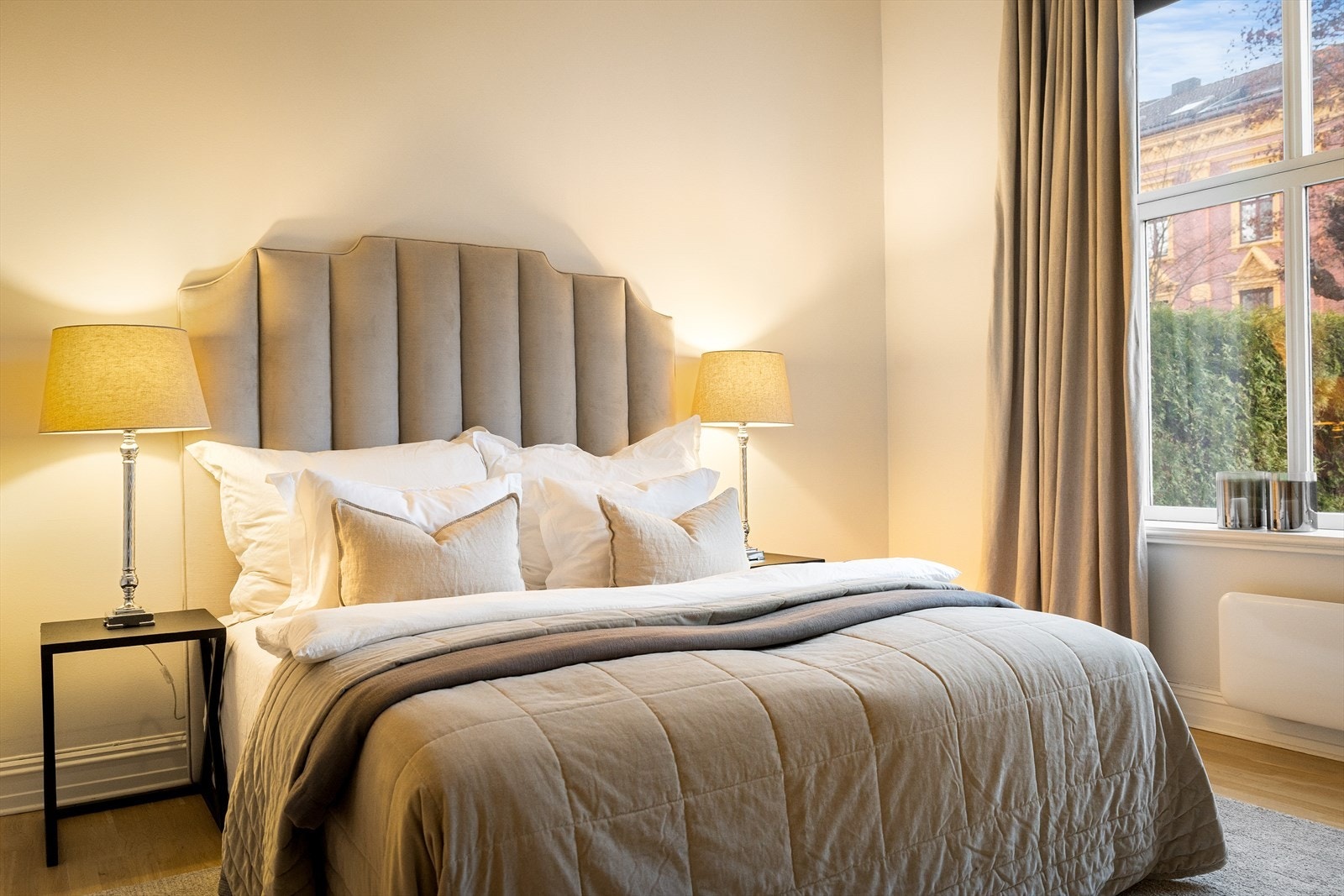 Rommet preges av vakre klassiske detaljer og en imponerende takhøyde på hele 3,39 meter som gir en luftig og eksklusiv romfølelse. Galleribilde