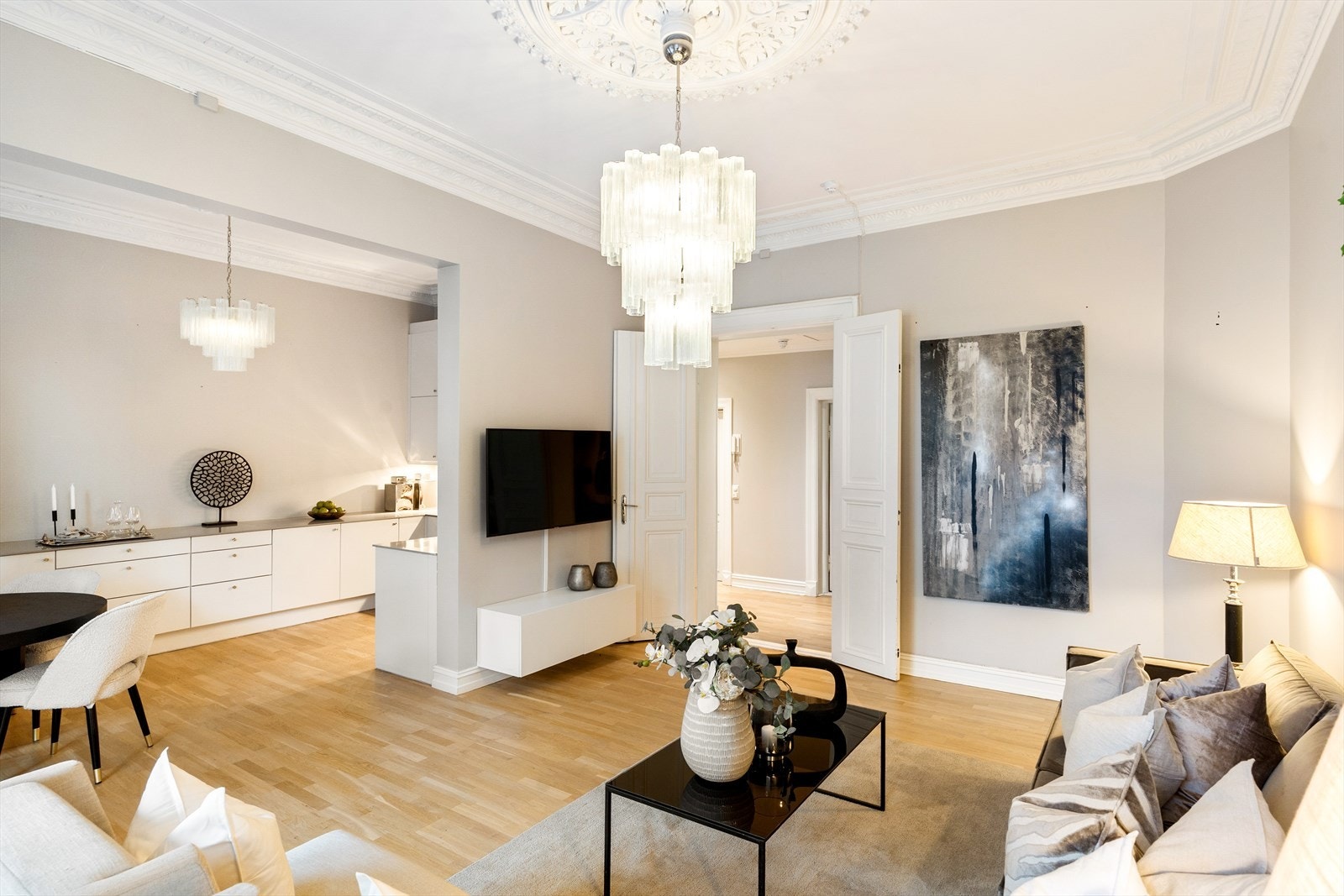 Leiligheten er malt i nøytrale og rolige fargetoner. Galleribilde