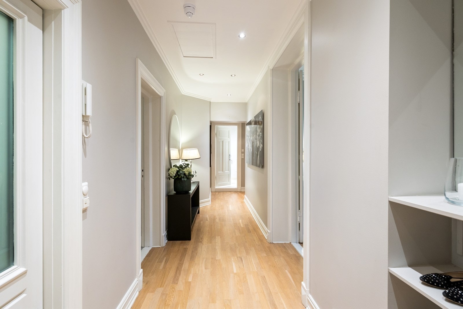 Innbydende og lys entré som gir et svært godt førsteinntrykk av boligen. Galleribilde