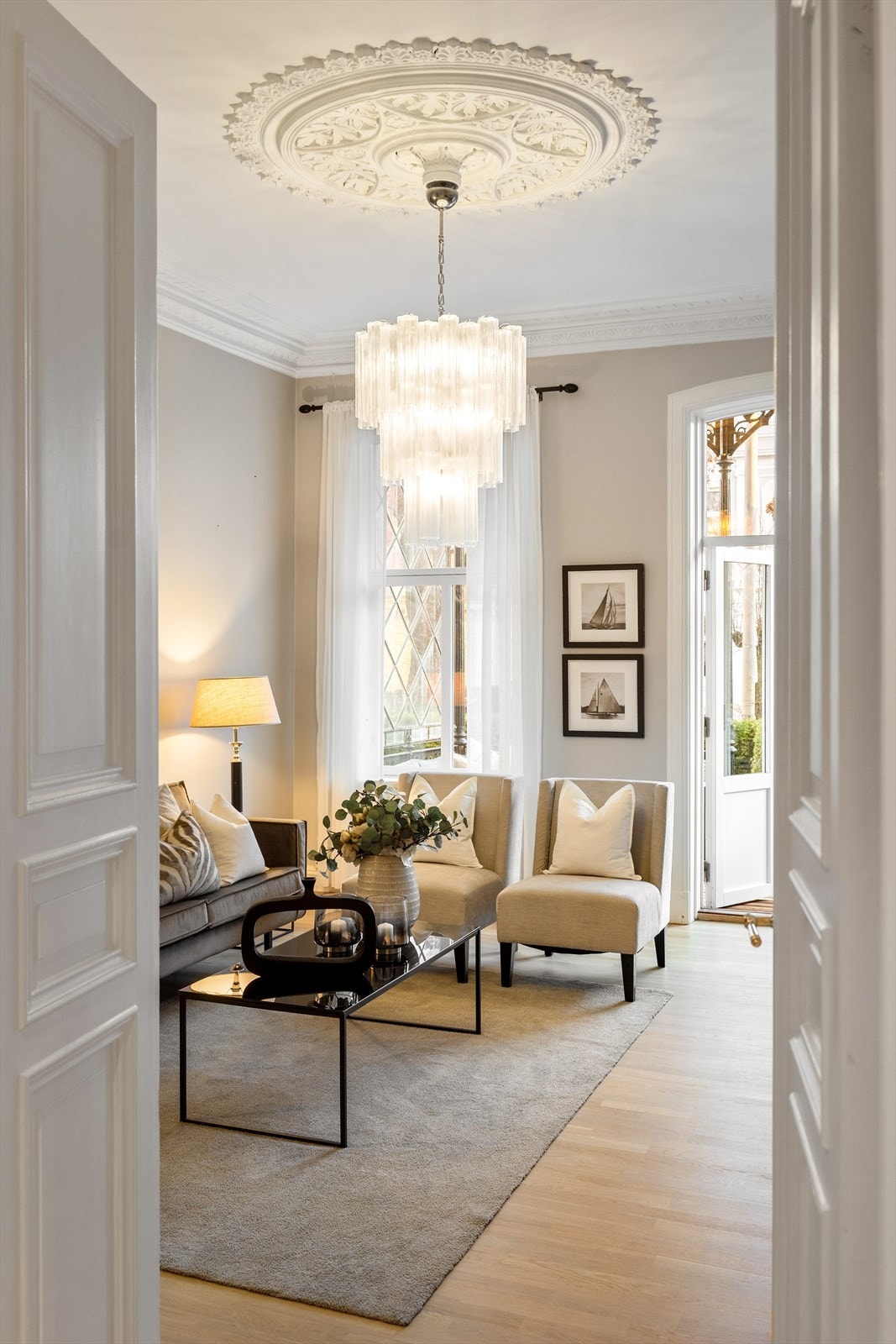 Leiligheten preges av klassiske detaljer som elegant stukkatur og dekorative takrosetter, som gir boligen et eksklusivt og tidløst uttrykk. Galleribilde