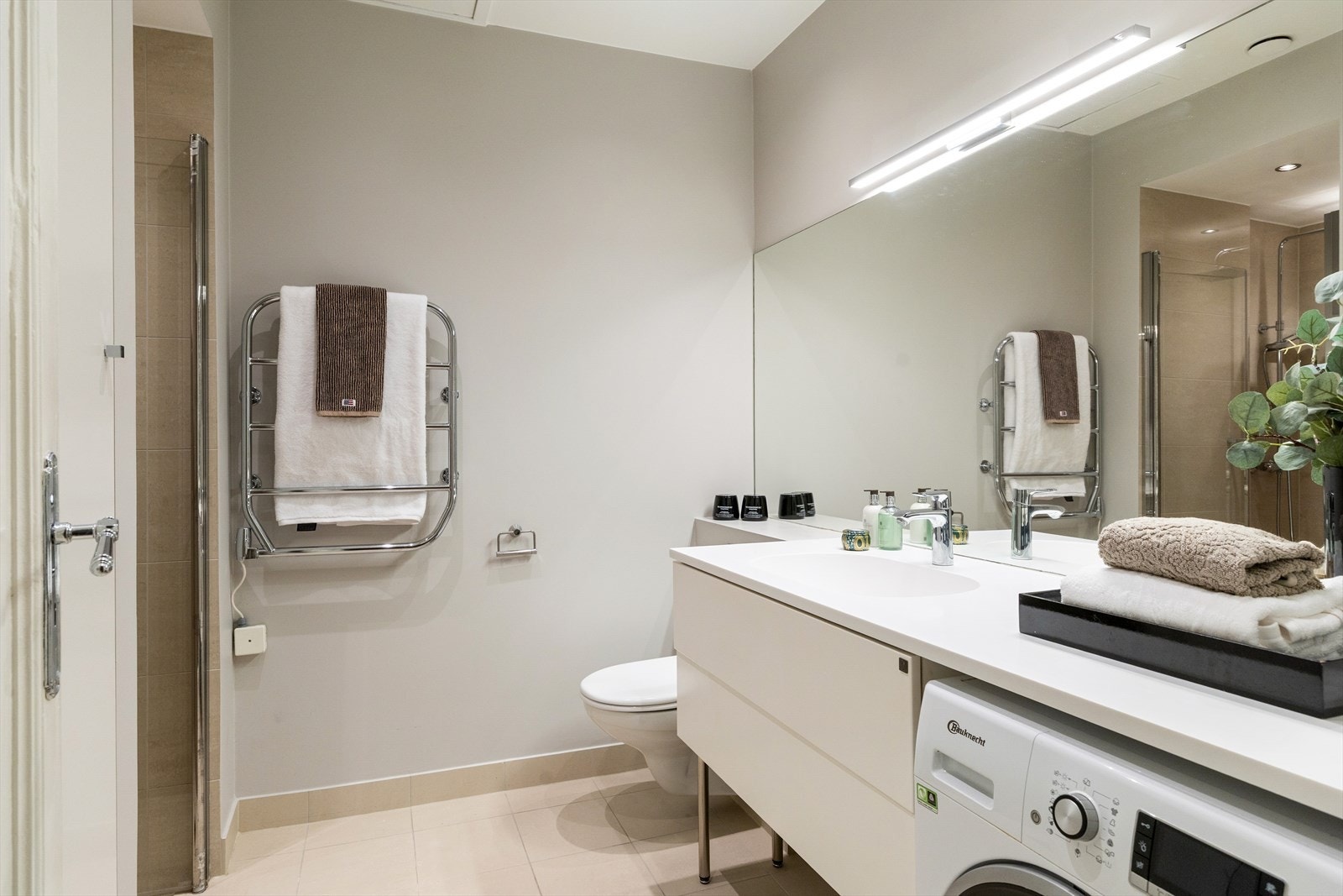 Pent og praktisk bad med gjennomtenkte løsninger og god komfort. Galleribilde