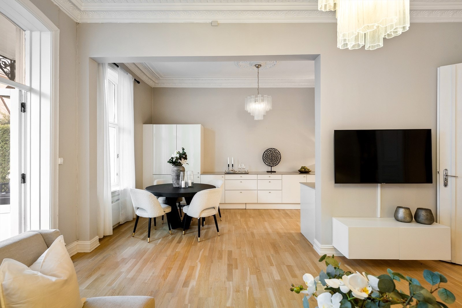 Det er i tillegg plass til et spisebord. Perfekt for å nyte hyggelige måltider med venner og familie. Galleribilde