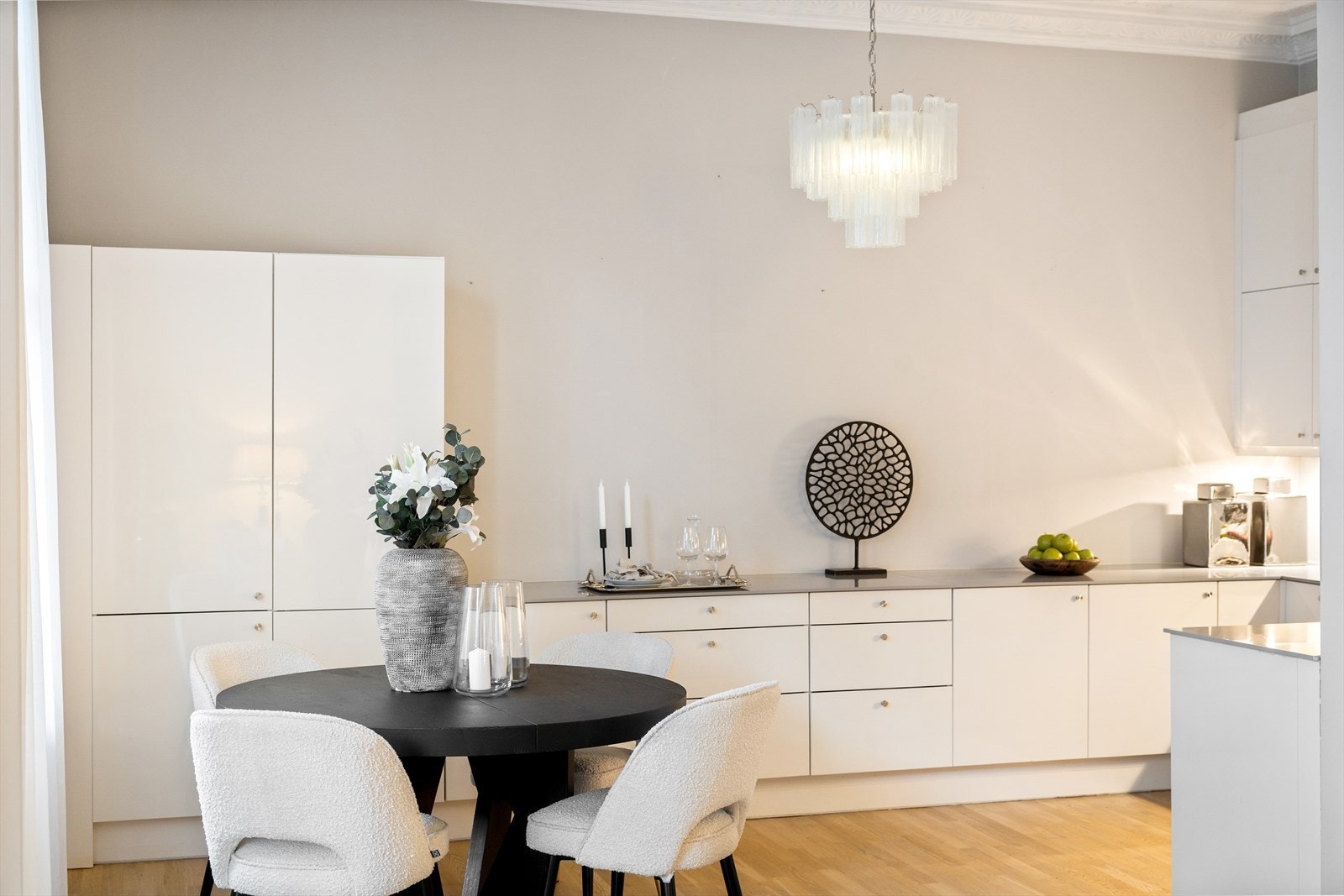 Pent og tidløst kjøkken fra HTH med stilren kompositt benkeplate som gir et eksklusivt uttrykk. Galleribilde