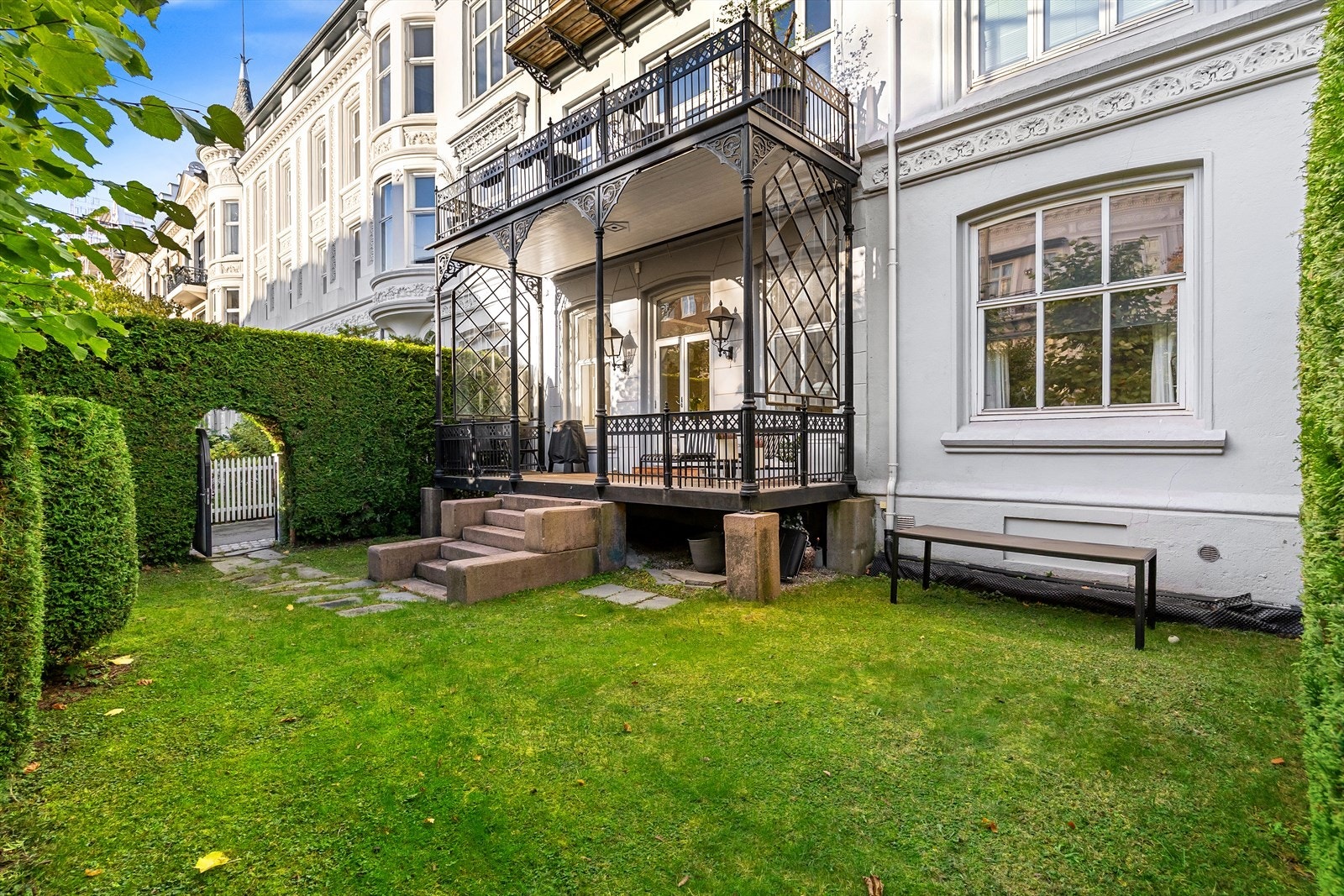 Fra terrassen har du videre adkomst til din egen private hage, inngjerdet med pen hekk som gir god skjerming. Galleribilde