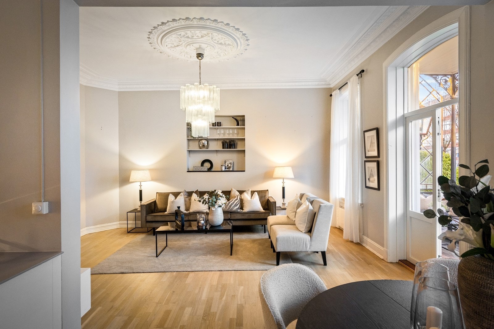 Storslått og elegant stue med imponerende takhøyde på hele 3,39 meter som gir rommet en helt unik romfølelse. Galleribilde