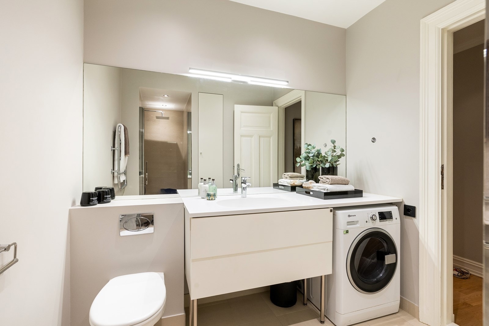 Badet har behagelig gulvvarme og er utstyrt med mekanisk avtrekk, bereder og opplegg for vaskemaskin. Galleribilde