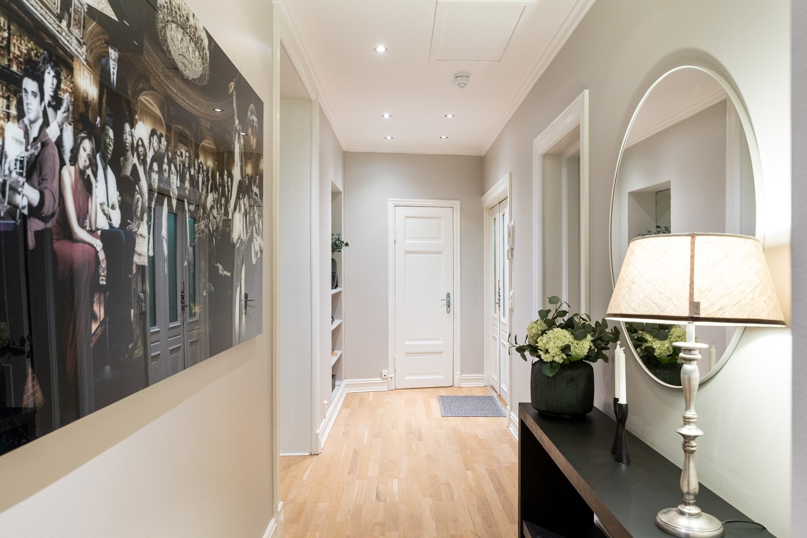 Entréen har innfelte hyller som egner seg godt for dekor og personlige detaljer. Det er god plass til oppheng av ytterklær samt møblering for praktisk oppbevaring av sko. Galleribilde