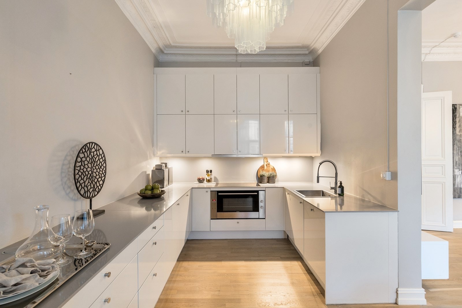 Kjøkkenet er utstyrt med overlimt oppvaskkum og ettgreps blandebatteri fra Grohe, samt mekanisk avtrekksvifte over stekesonen. Videre medfølger integrert oppvaskmaskin, kjøl fryseskap, platetopp og stekeovn. Galleribilde