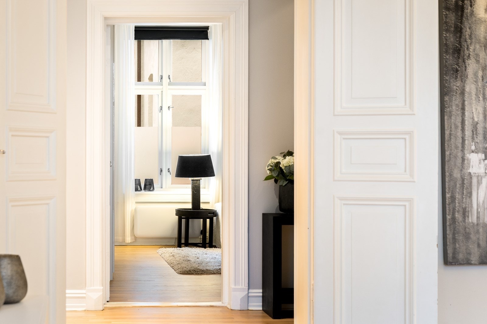 Leiligheten er gjennomgående med mange vindusflater som sikrer godt med naturlig lys. Galleribilde