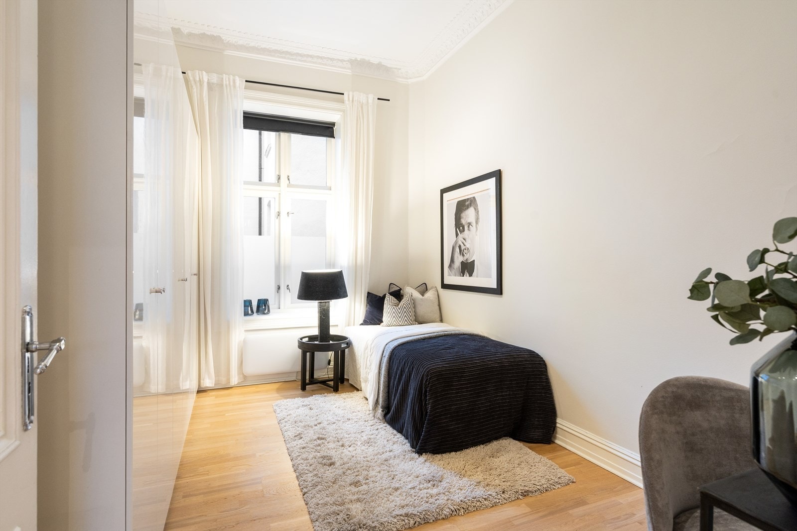 Romslig soverom med god plass til dobbeltseng og øvrig møblement som skrivepult. Galleribilde