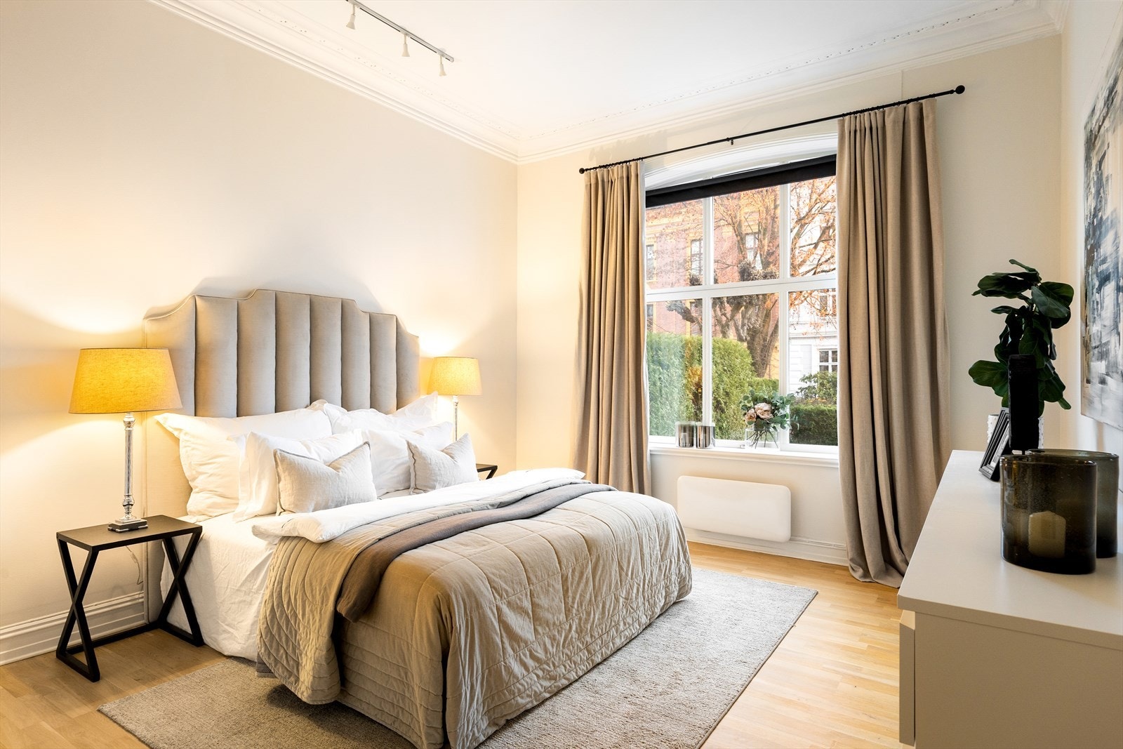 Romslig og elegant hovedsoverom med god plass til stor dobbeltseng, garderobeskap og øvrig møblement. Galleribilde