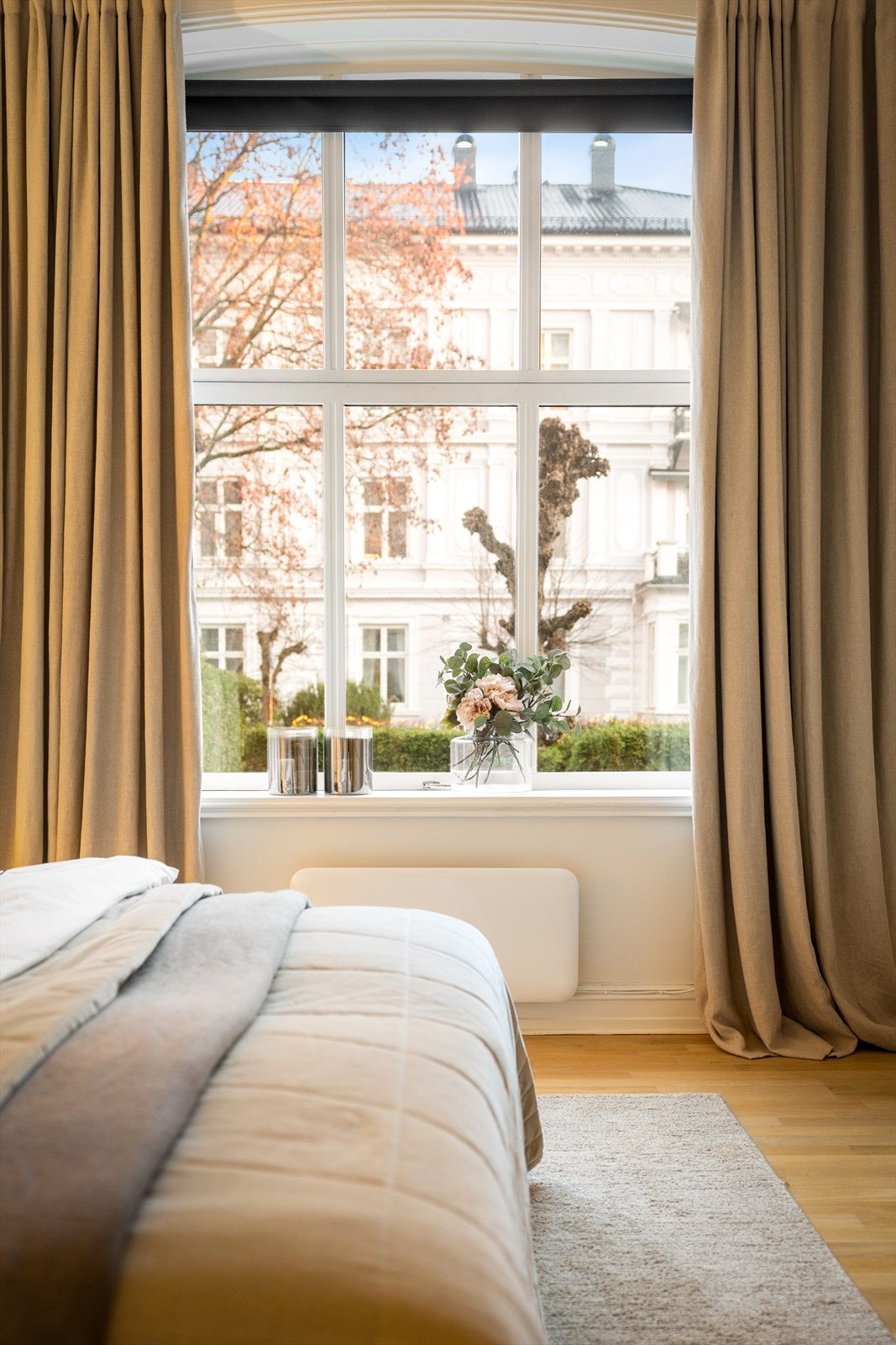 Soverommet er vendt ut mot boligens private hage. Galleribilde