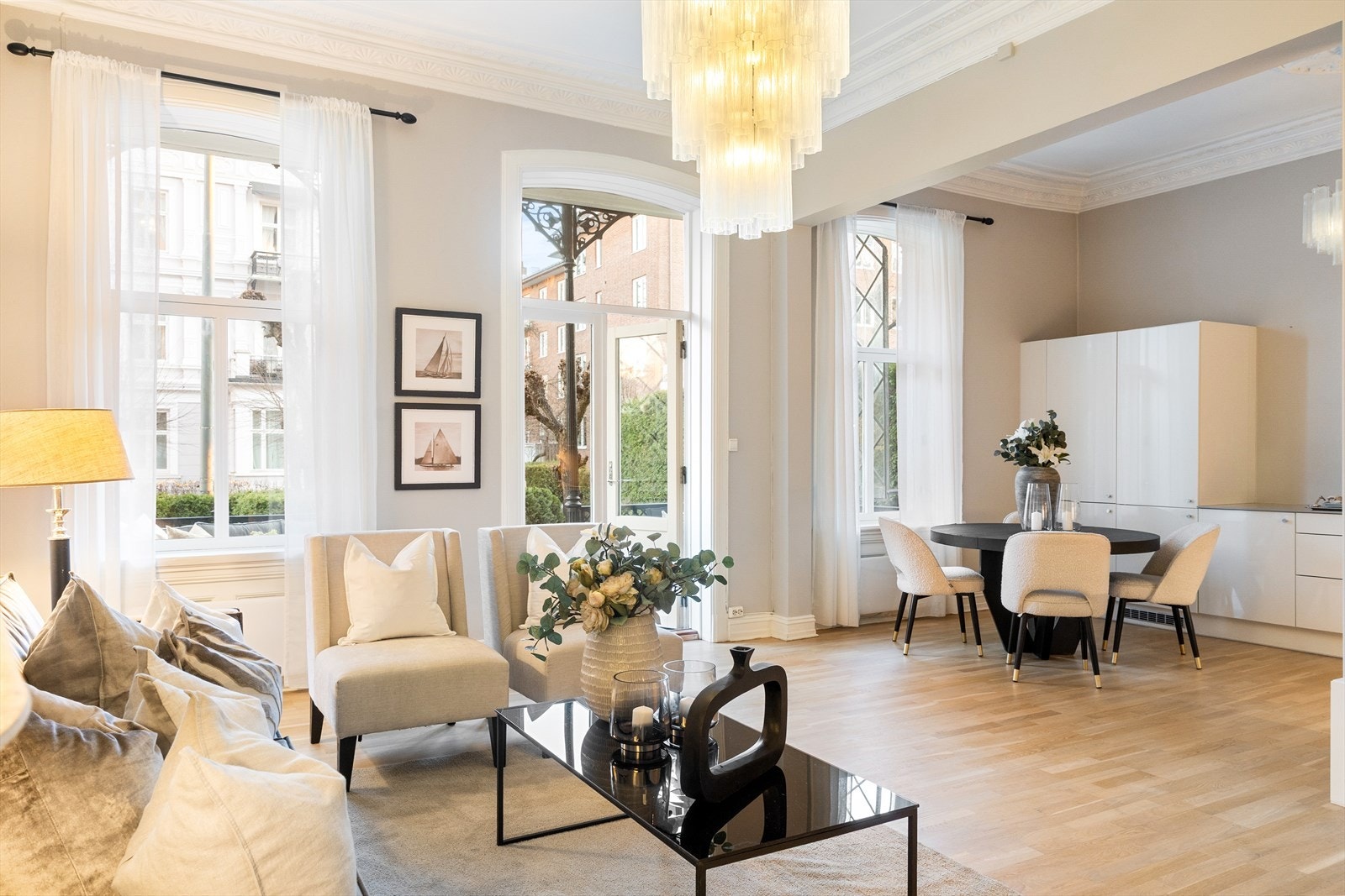 Store vindusflater slipper inn rikelig med naturlig lys og skaper en lys og luftig atmosfære gjennom hele dagen. Galleribilde