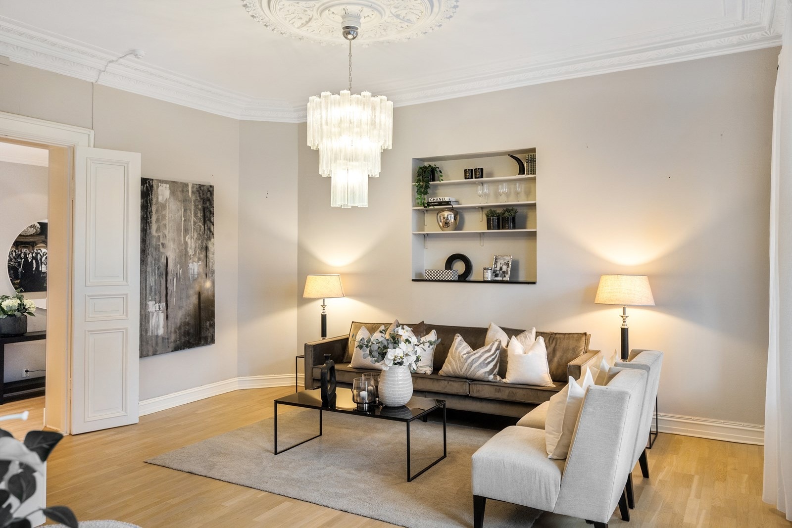 Stuen har god plass til en romslig sofagruppe, spiseplass eller annen ønsket møblering, og fungerer perfekt både til hverdagsliv og sosiale sammenkomster. Galleribilde