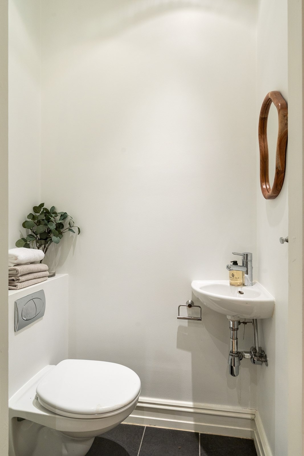 I entréen finner du et separat toalettrom. Toalettrommet er utstyrt med mekanisk avtrekk, veggmontert wc samt servant med ettgreps blandebatteri fra Daniel. Galleribilde