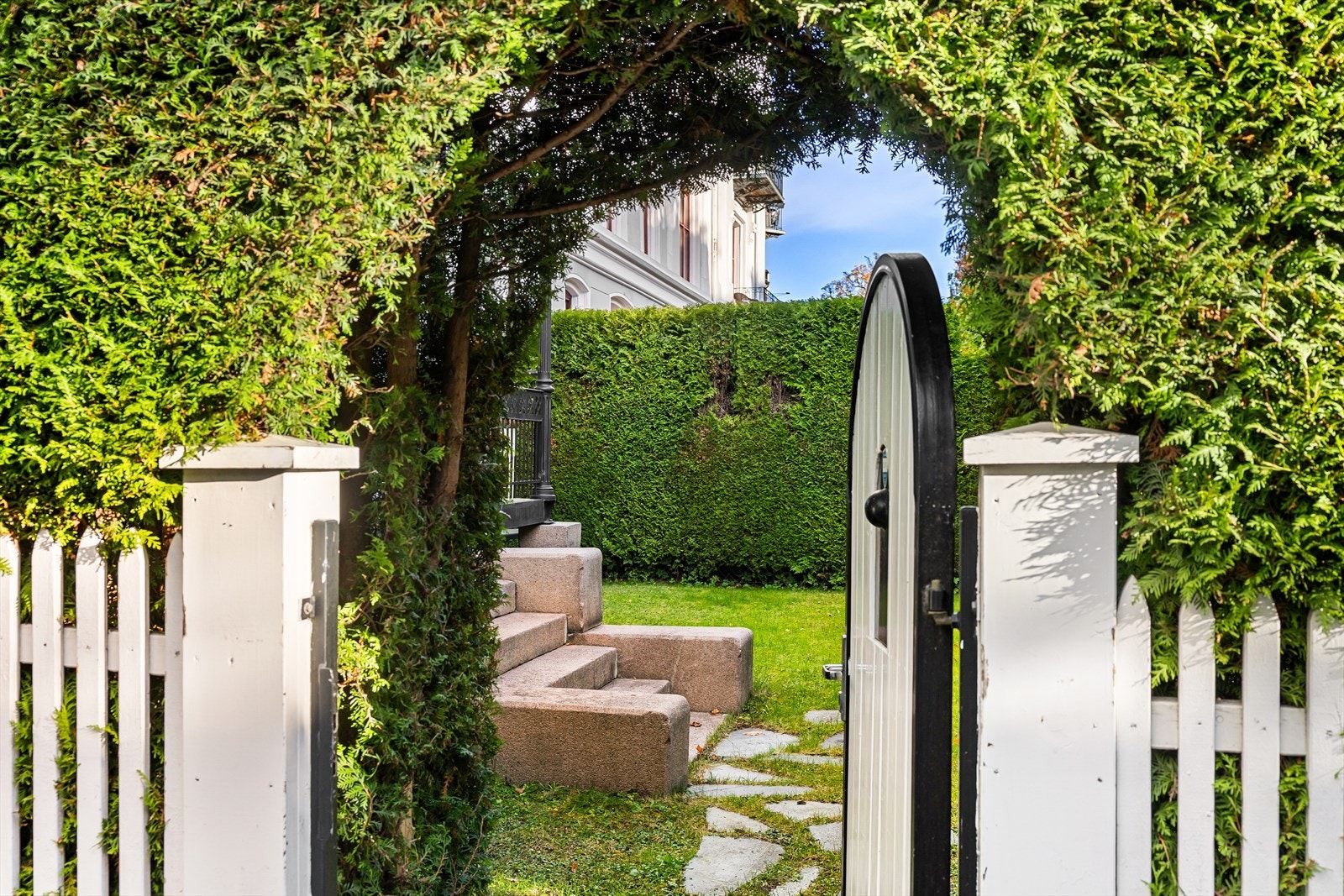 I tillegg er det en praktisk egen dør ut gjennom hekken med direkte adkomst til byggets inngangsparti. Galleribilde