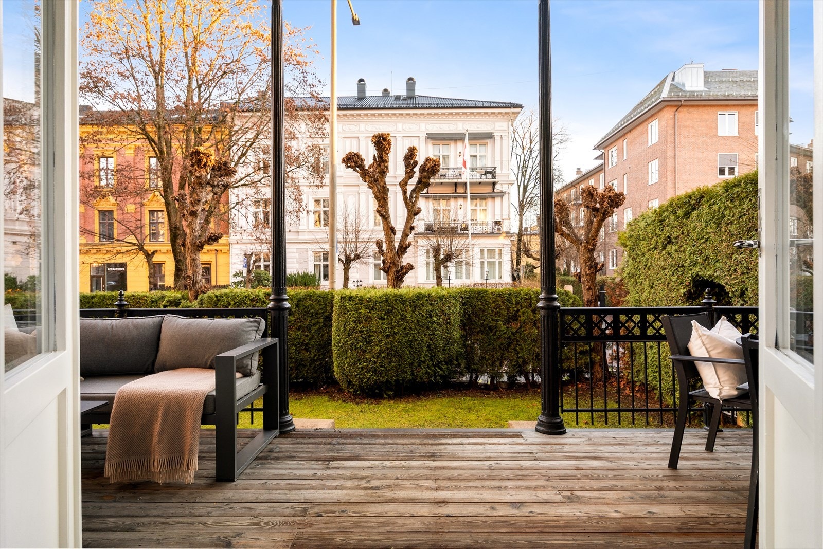 Fra stuen er det direkte utgang til en flott sørøstvendt terrasse på ca. 15 kvm med svært gode solforhold. Galleribilde