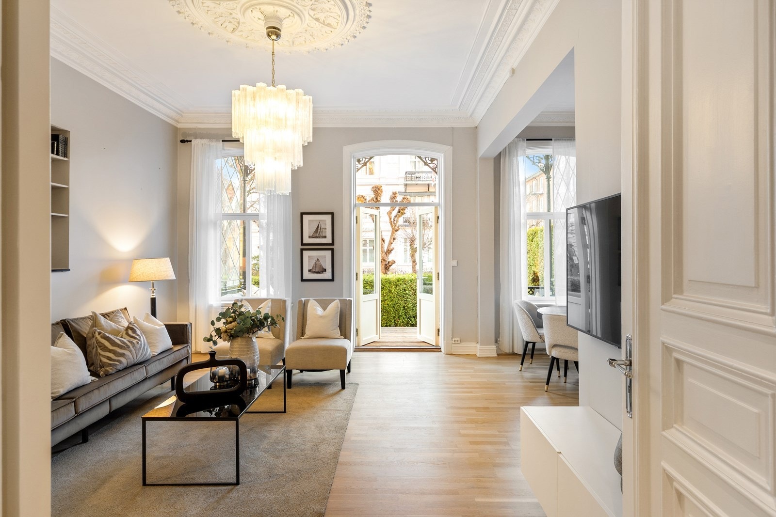 Eiendommen ligger tilbaketrukket og skjermet fra byens støy, og byr på en sjelden kombinasjon av privatliv og sentral beliggenhet. Galleribilde