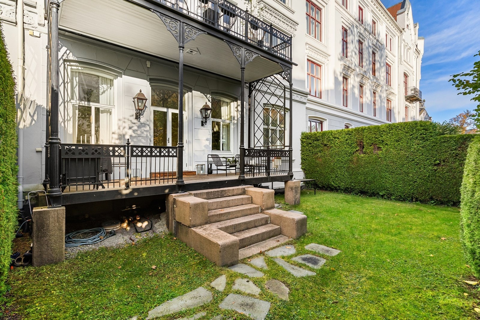 Hagen oppleves frodig og velstelt, og byr på et sjeldent grønt uterom midt i byen. Galleribilde