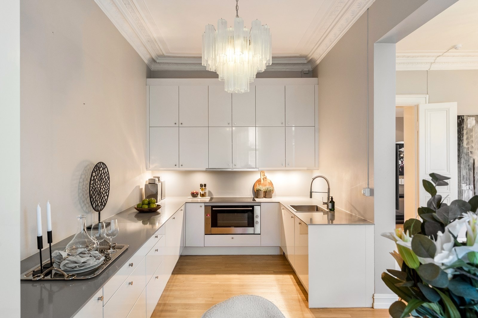 Kjøkkenet har rikelig med oppbevaringsplass i både skuffer og skap, og er praktisk utformet i delvis åpen løsning mot stuen som skaper en sosial og luftig romfølelse. Galleribilde