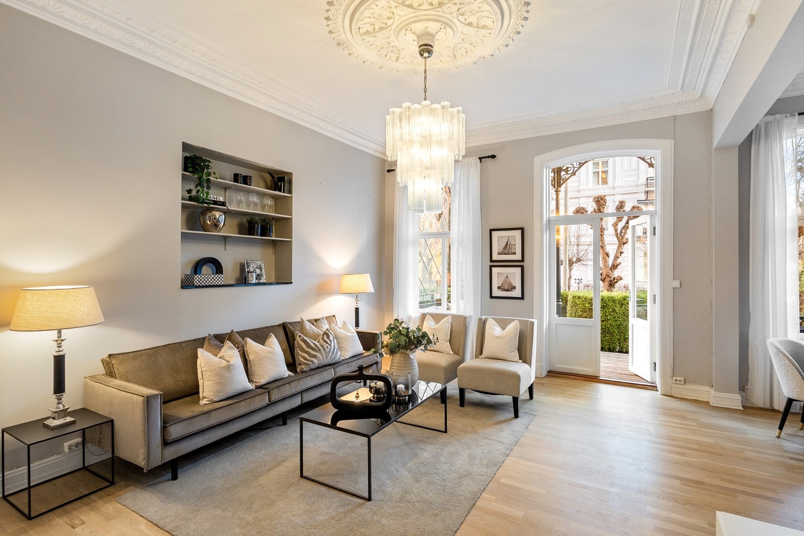 En usjenert og romslig 3-roms selveierleilighet med frodig hage i vakre, rolige omgivelser. Galleribilde