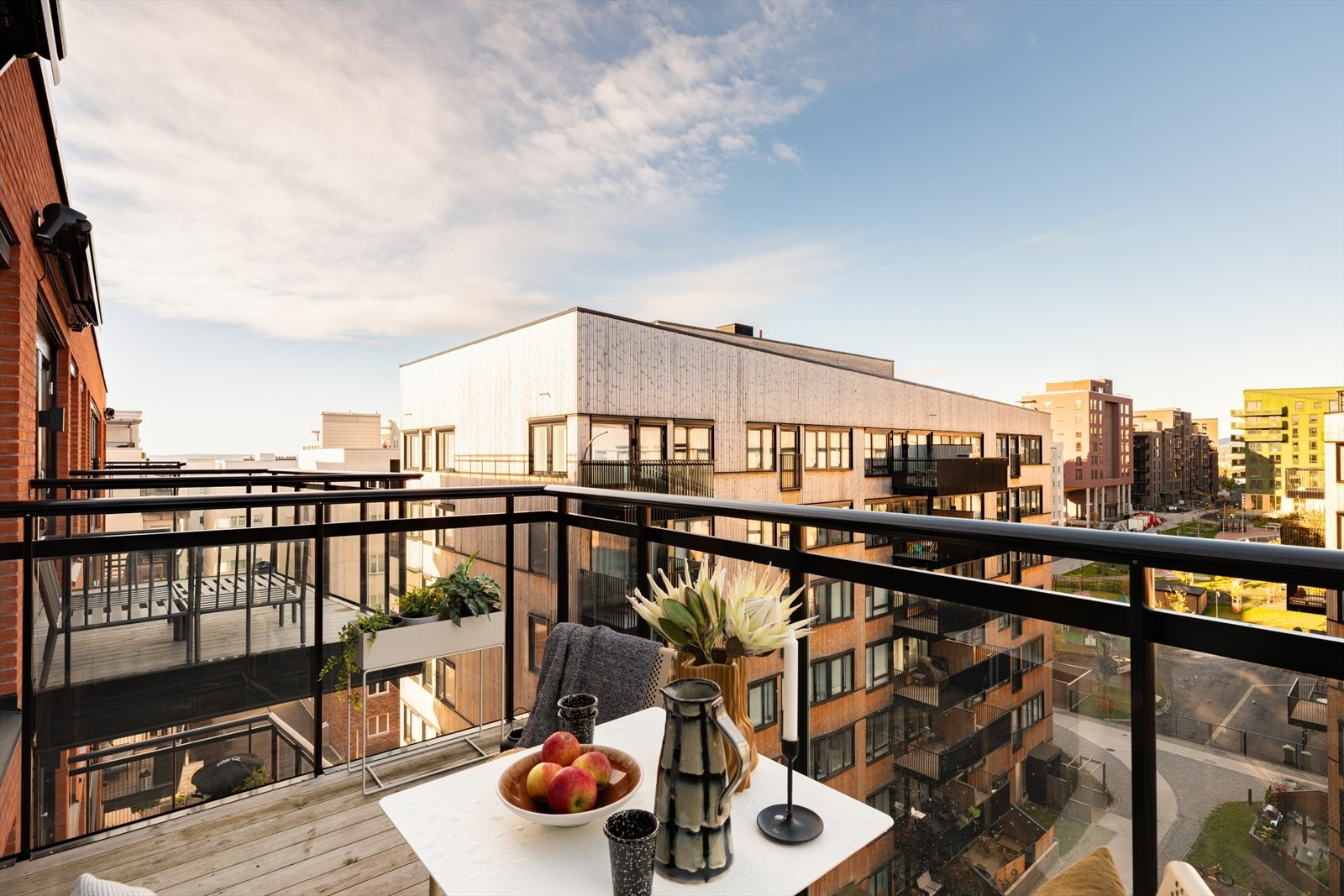 Balkongen er perfekt for avslappende stunder etter jobb eller lange, lyse sommernetter med venner. Galleribilde