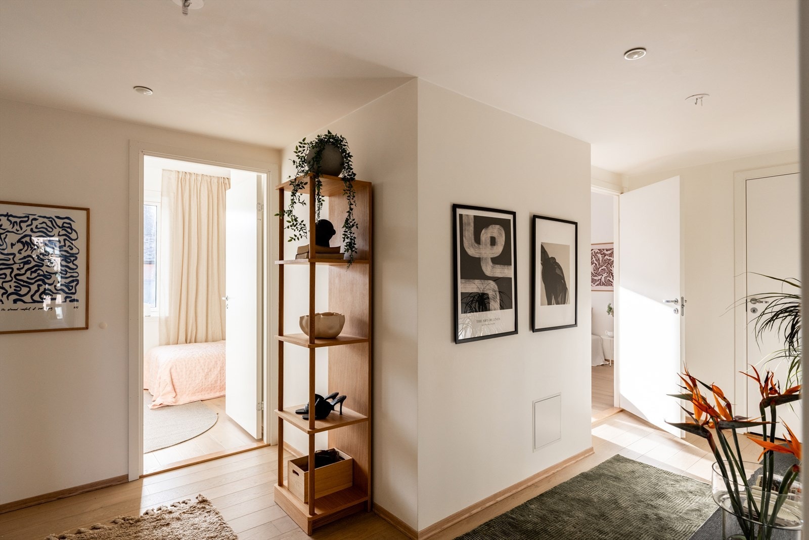 Leiligheten fremstår svært innbydende med god planløsning og luftig atmosfære. Galleribilde