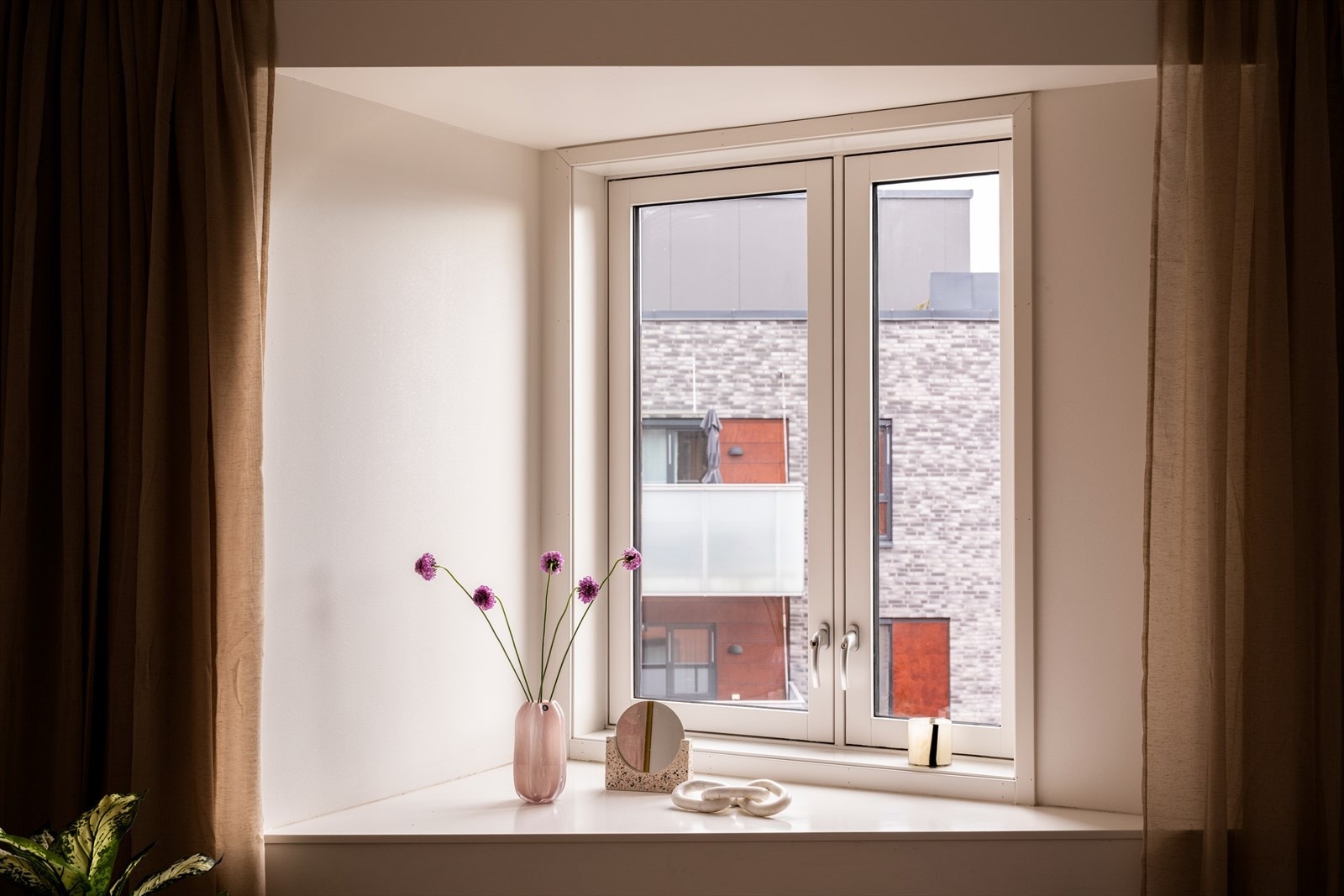 Detaljer fra vindusposten. Galleribilde