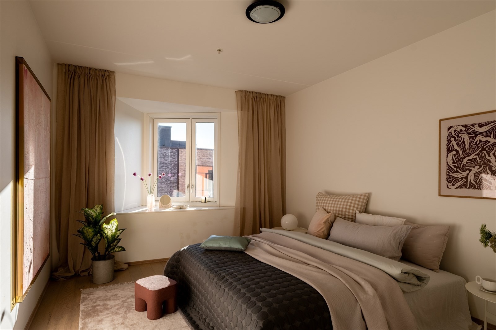 På hovedsoverommet får du en avslappende og behagelig sone med god plass til dobbeltseng, nattbord og ønsket møblering. Galleribilde