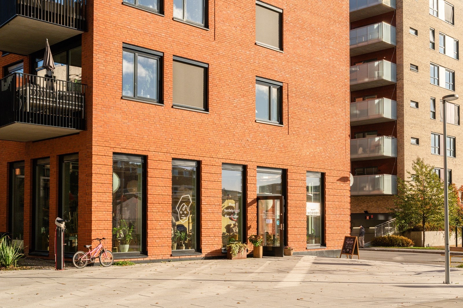 Her blir Baker Nordby din nærmeste nabo - perfekt når lysten på ferskt bakverk eller en god kopp kaffe melder seg ? eller begge deler på en gang. Galleribilde