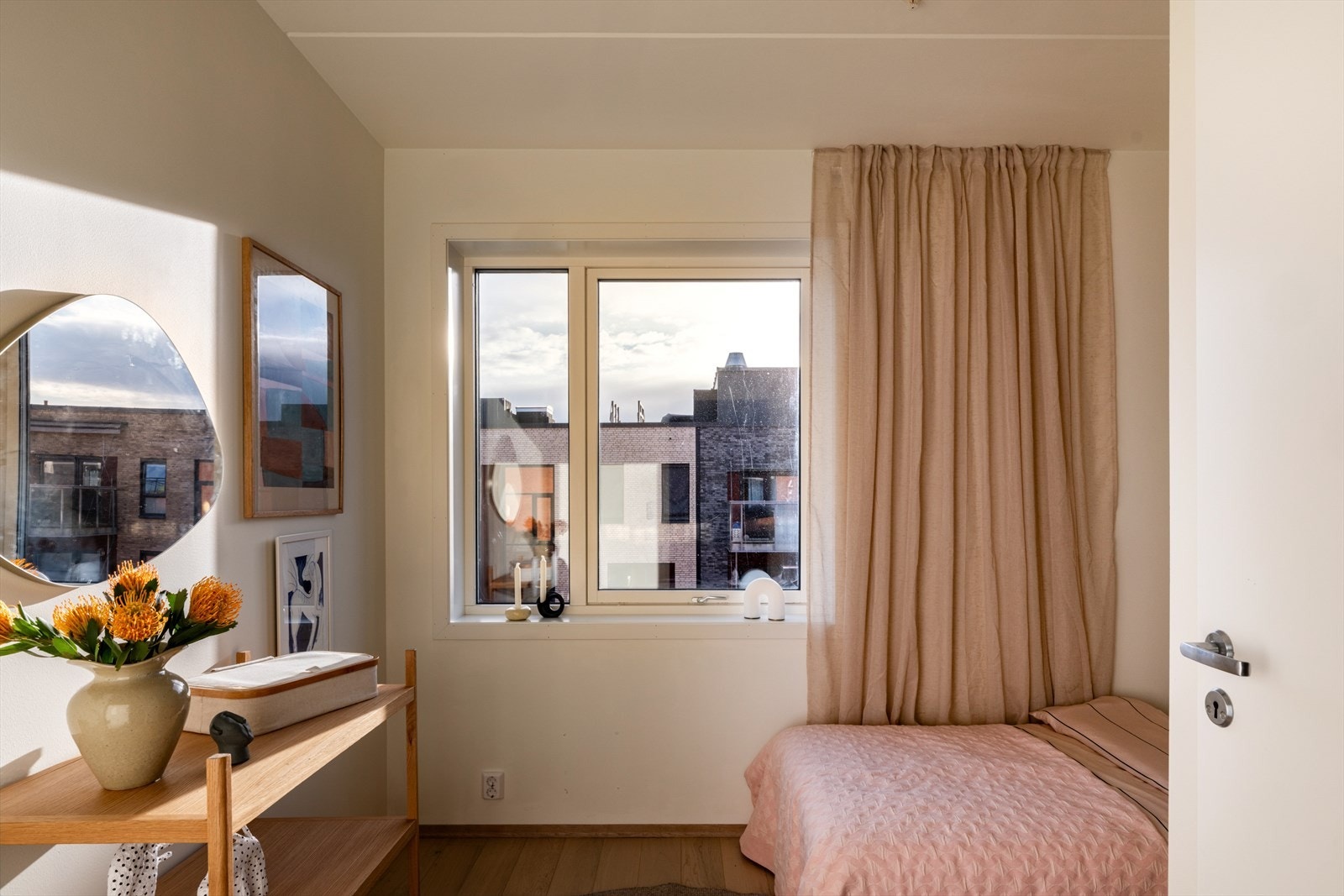 Soverom 2 - et lyst og innbydende soverom med god plass til ønsket innredning. Galleribilde