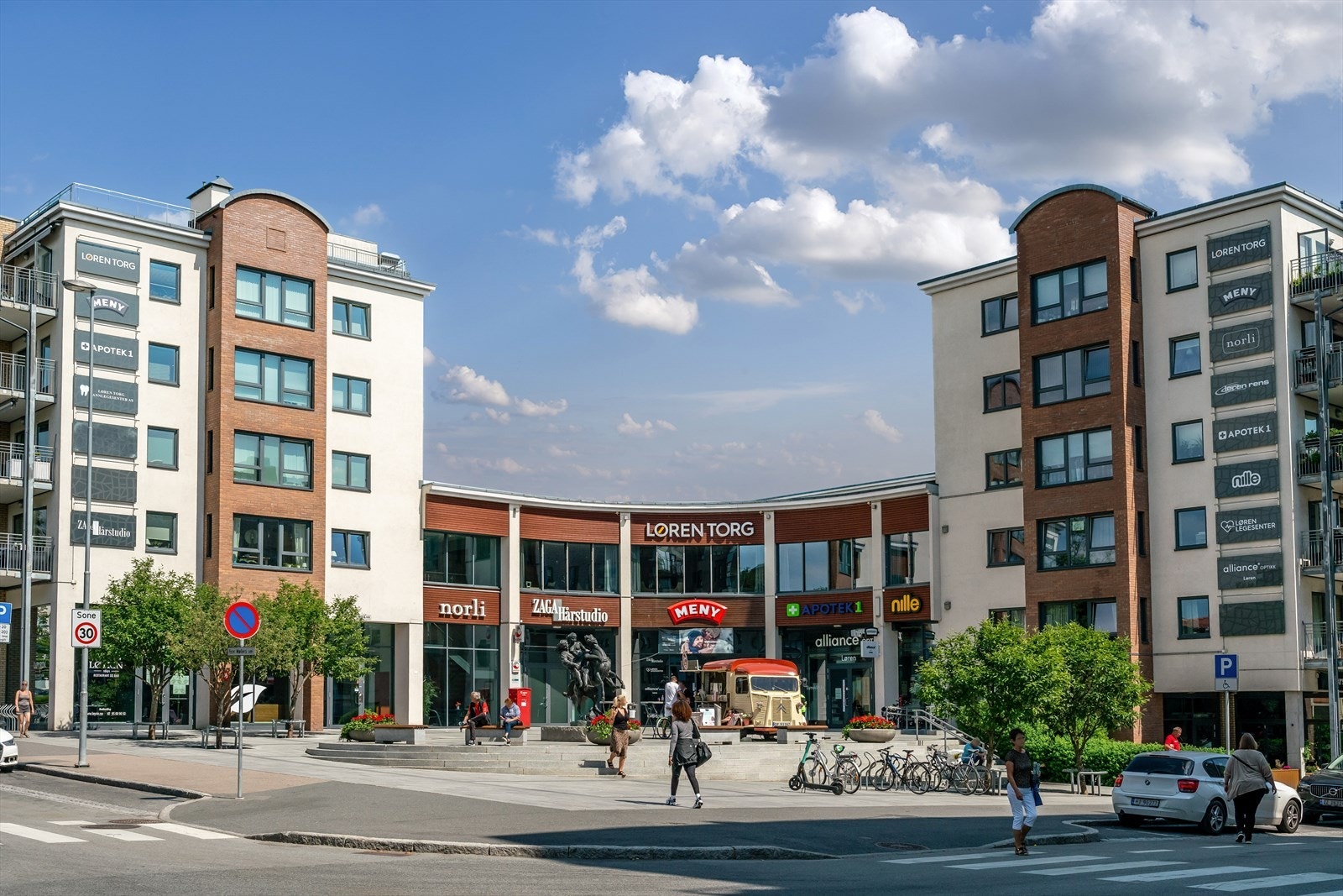 På Løren Torg finner du blant annet en stor dagligvarebutikk (Meny), apotek og flere hyggelige spisesteder. Galleribilde