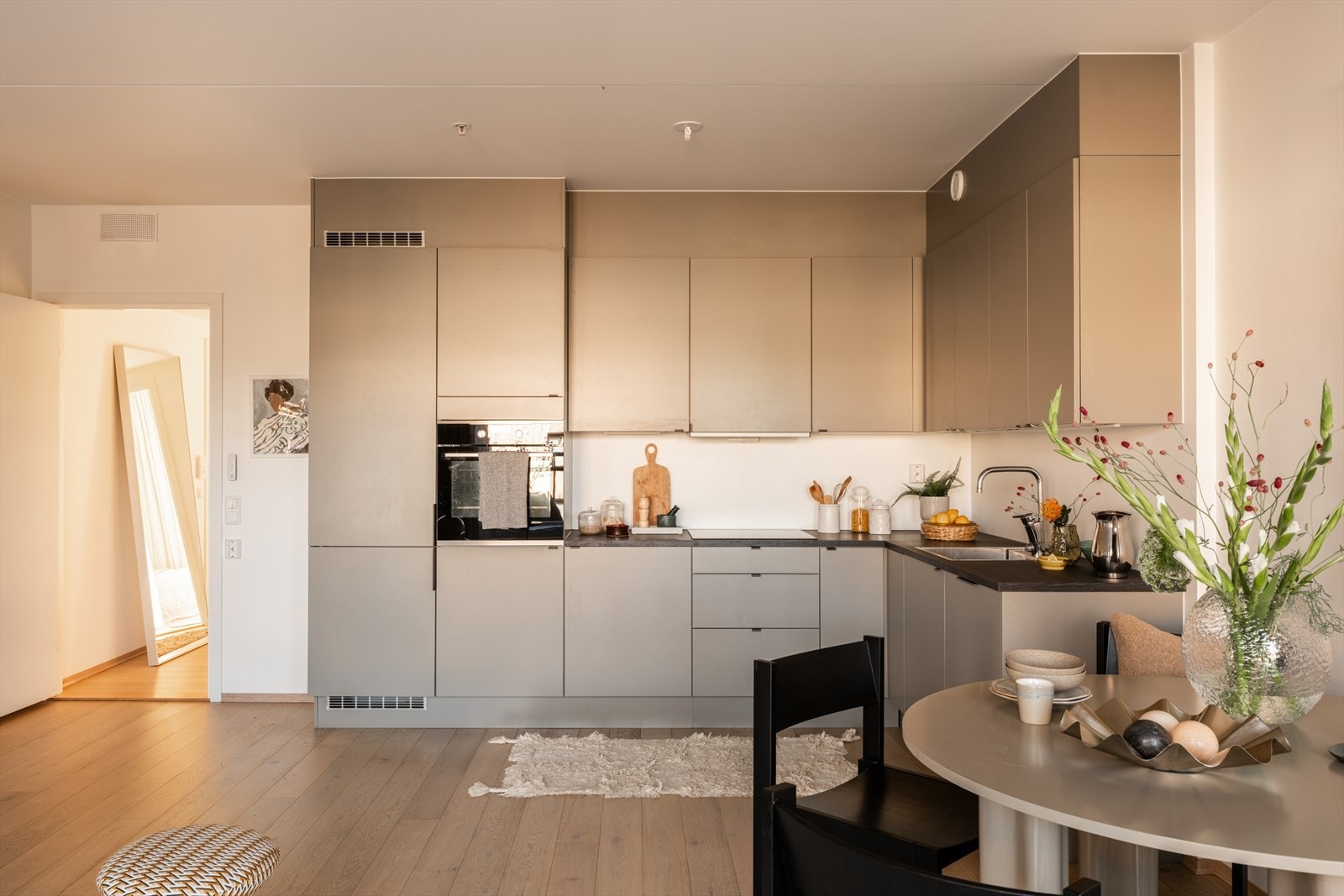 Innredningen er fra HTH med integrerte hvitevarer, noe som gir kjøkkenet et sømløst uttrykk. Galleribilde