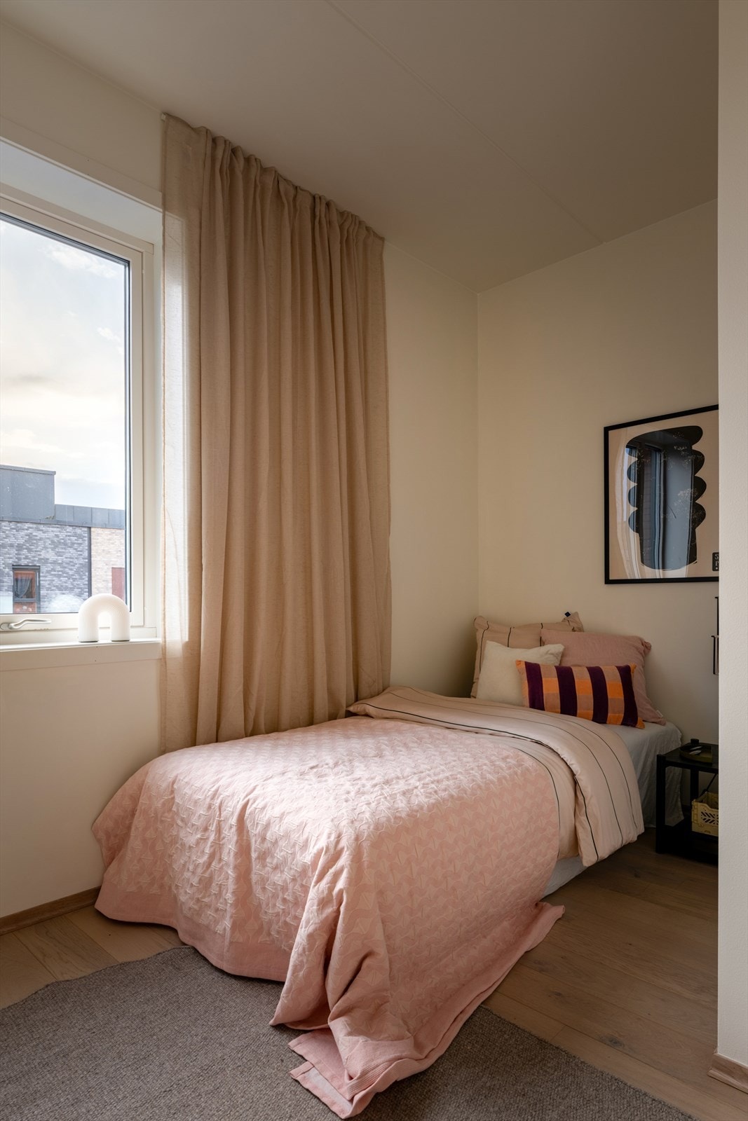 Det er høyt under taket og vindusflatene slipper inn rikelig med naturlig lys. Galleribilde