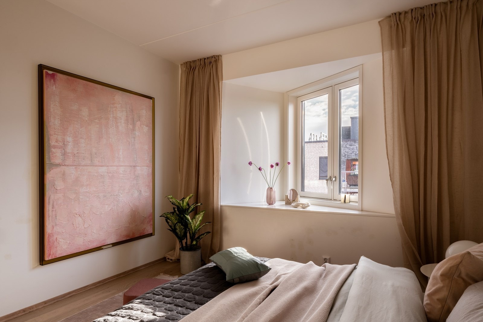 De lyse flatene kombinert med vindusløsningen gir et fint lysinnslipp og en rolig atmosfære. Galleribilde