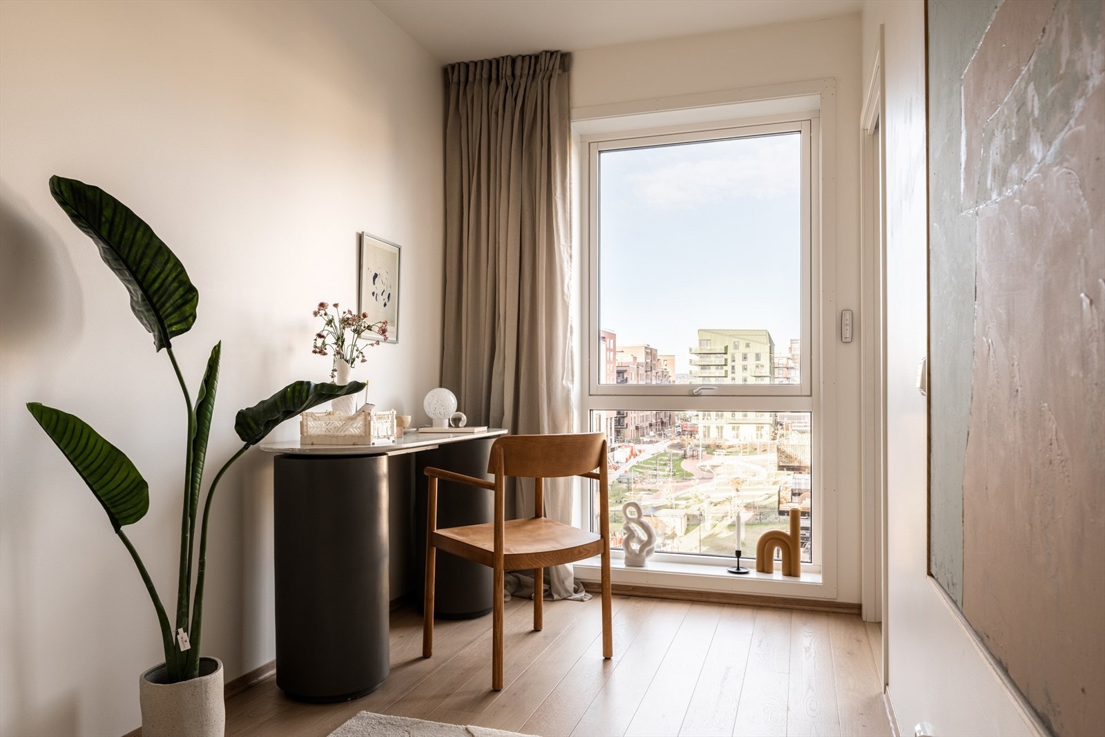 På gulvet er det lagt en lekker eikeparkett. Galleribilde