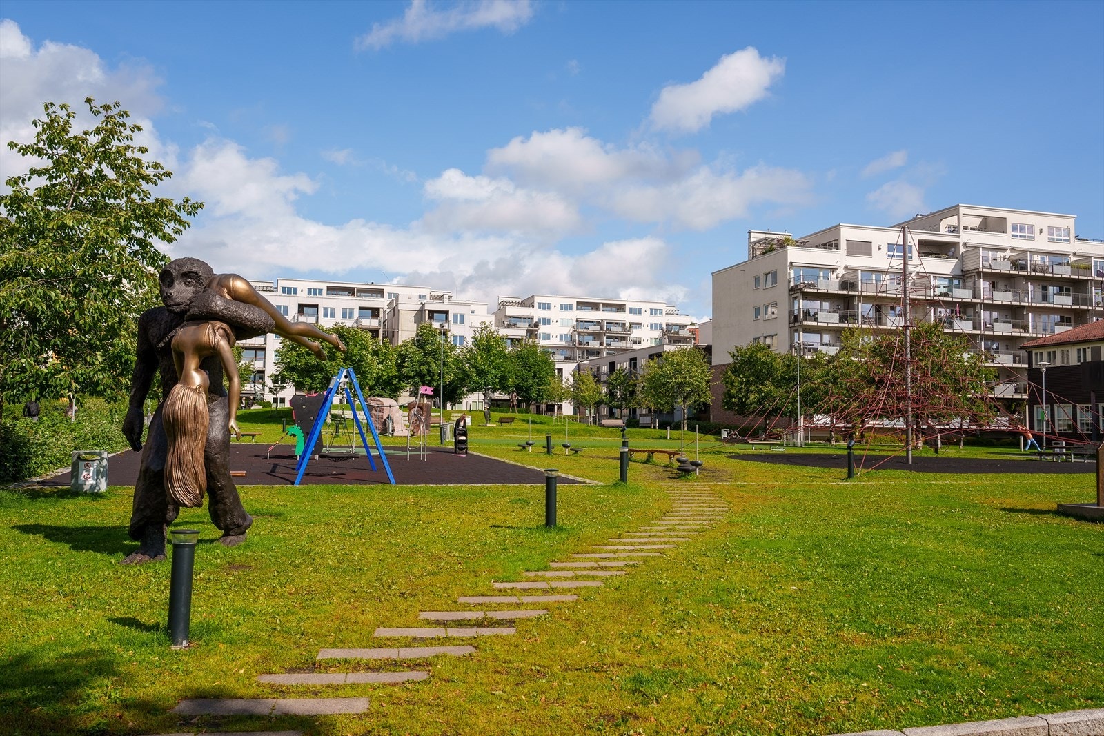 Nærområdet har flotte parker som Peer Gynt-parken, i tillegg til andre rekreasjonsområder. Galleribilde