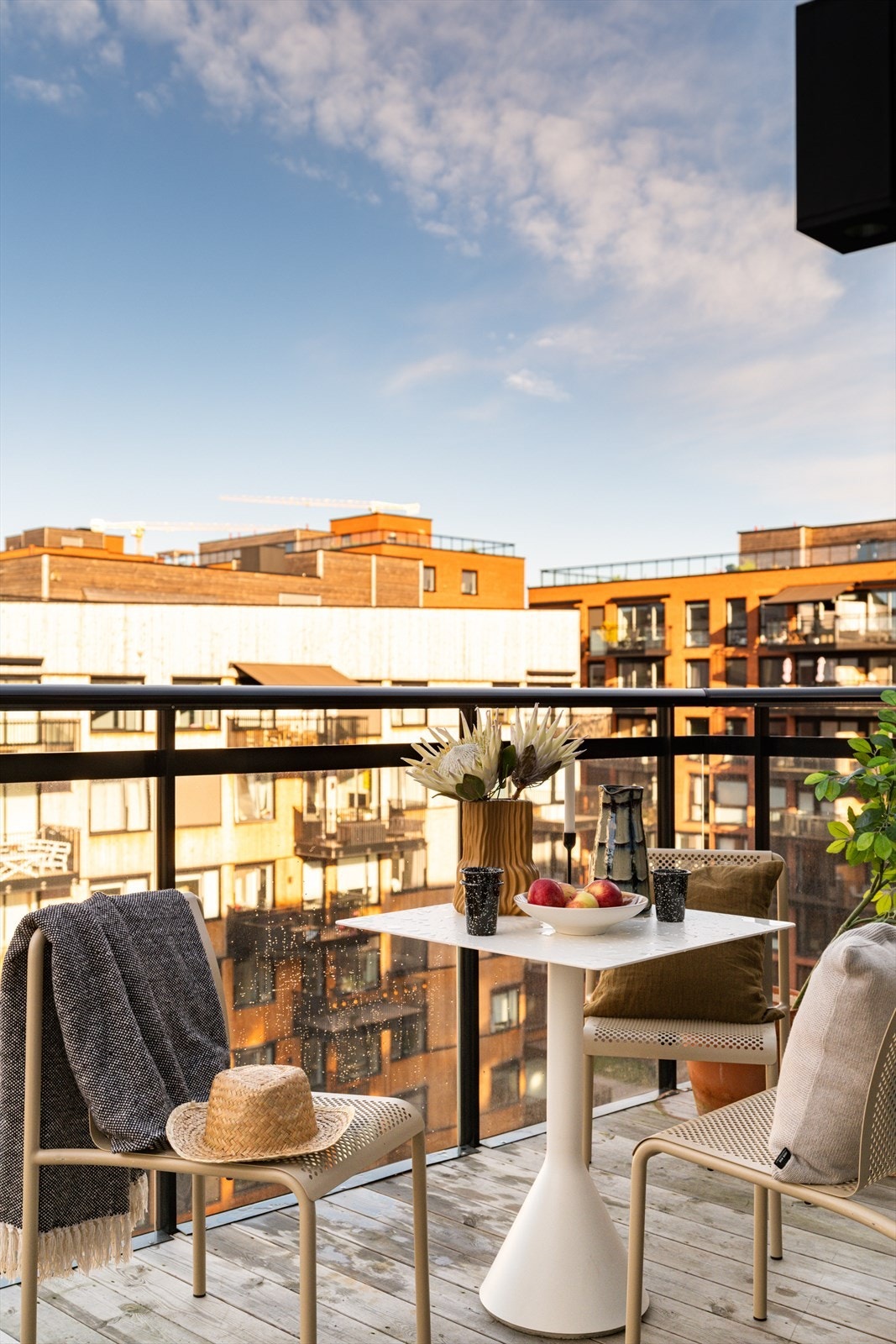 Her får dere en svært trivelig uteplass som forlenger oppholdsrommet i sommersesongen. Galleribilde