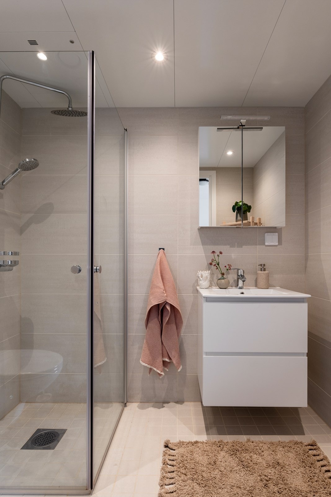 Et stilrent bad med alt man trenger. Galleribilde