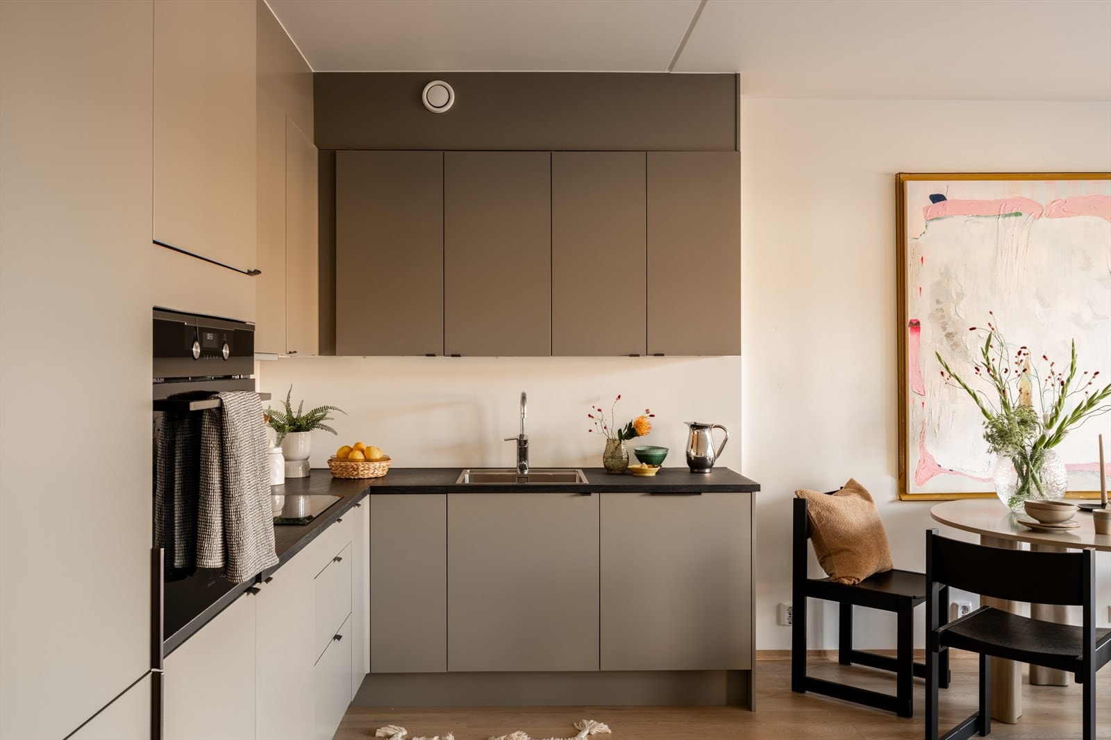 Dette er et sosialt og funksjonelt oppholdsrom som passer like godt til hverdagsliv som til hyggelige sammenkomster. Galleribilde