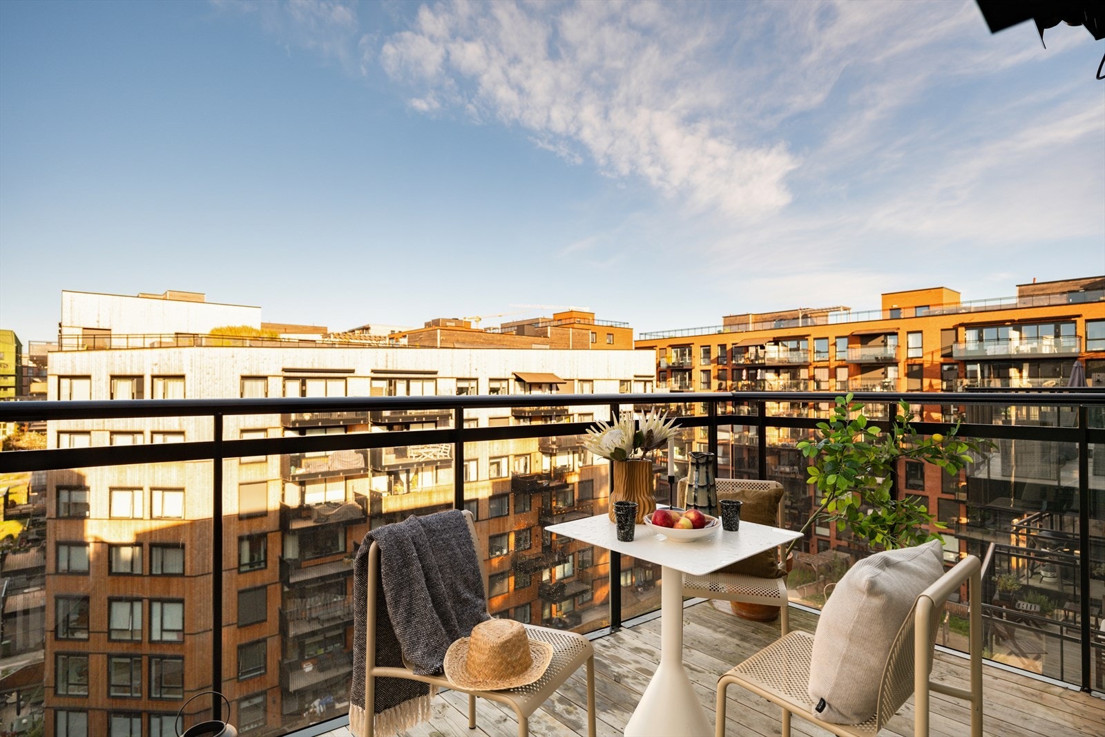 Det er god plass til både sittegruppe og litt beplantning, slik at dere kan skape deres egen grønne og hyggelige uteoase med flott utsyn mot det moderne nabolaget. Galleribilde