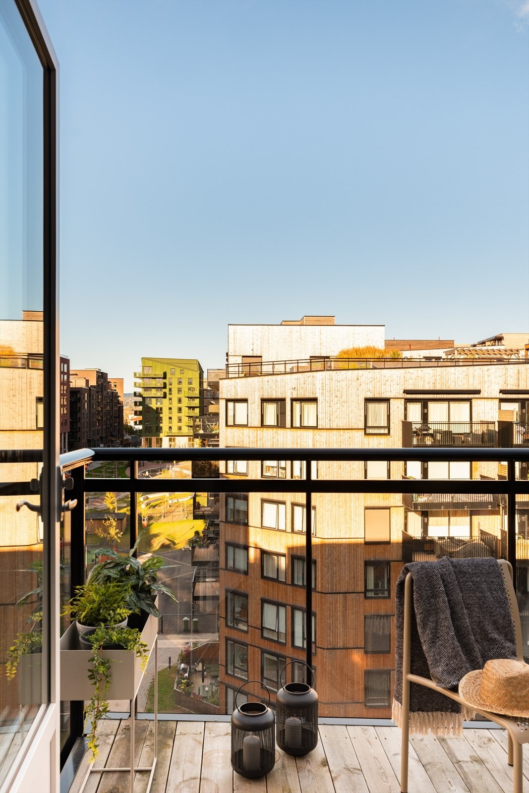 Balkongen vender mot nordvest, noe som gir behagelig ettermiddags- og kveldssol. Galleribilde